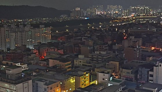 In Ulsan, 900 households including restaurants experienced a power outage on February 6. after a crow came into contact with a high-tension wire. [YONHAP]